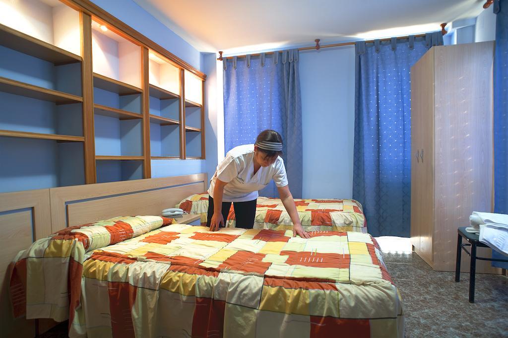 Hostal Xarau Серданьола дел Валес Екстериор снимка
